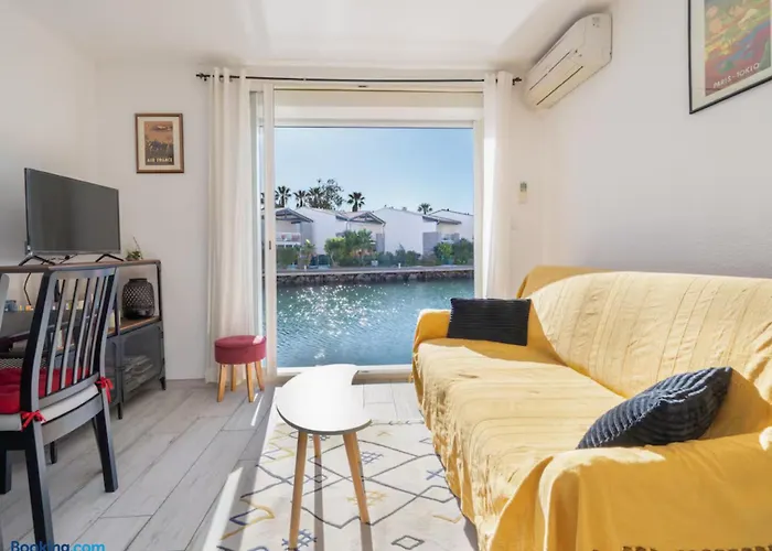 Idéal Couple&Famille, Pied dans l'eau - Vue Mer - Quartier Calme - Wi- Fi Haut Débit - Parking Gratuit - Climatisation - Netflix - Animeaux Acceptés - Prés du Port - Cap d'Agde Appartamento