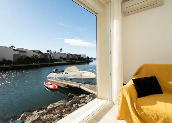 Idéal Couple&Famille, Pied dans l'eau - Vue Mer - Quartier Calme - Wi- Fi Haut Débit - Parking Gratuit - Climatisation - Netflix - Animeaux Acceptés - Prés du Port - Cap d'Agde Appartamento
