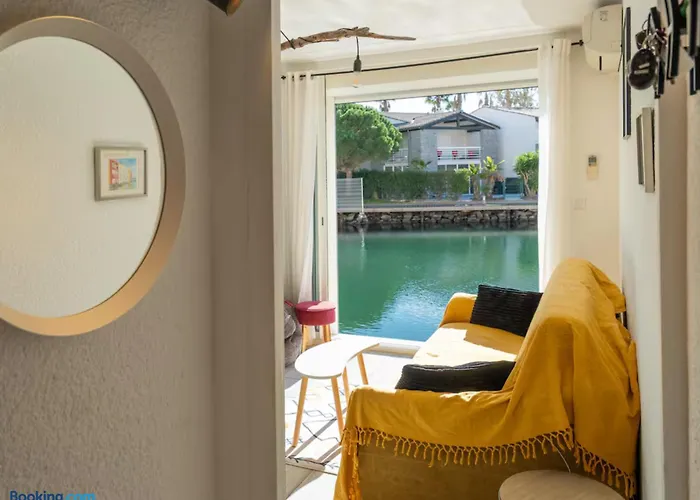 Idéal Couple&Famille, Pied dans l'eau - Vue Mer - Quartier Calme - Wi- Fi Haut Débit - Parking Gratuit - Climatisation - Netflix - Animeaux Acceptés - Prés du Port - Cap d'Agde * Agde