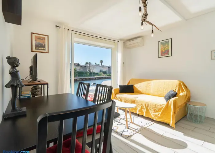 Idéal Couple&Famille, Pied dans l'eau - Vue Mer - Quartier Calme - Wi- Fi Haut Débit - Parking Gratuit - Climatisation - Netflix - Animeaux Acceptés - Prés du Port - Cap d'Agde Agde